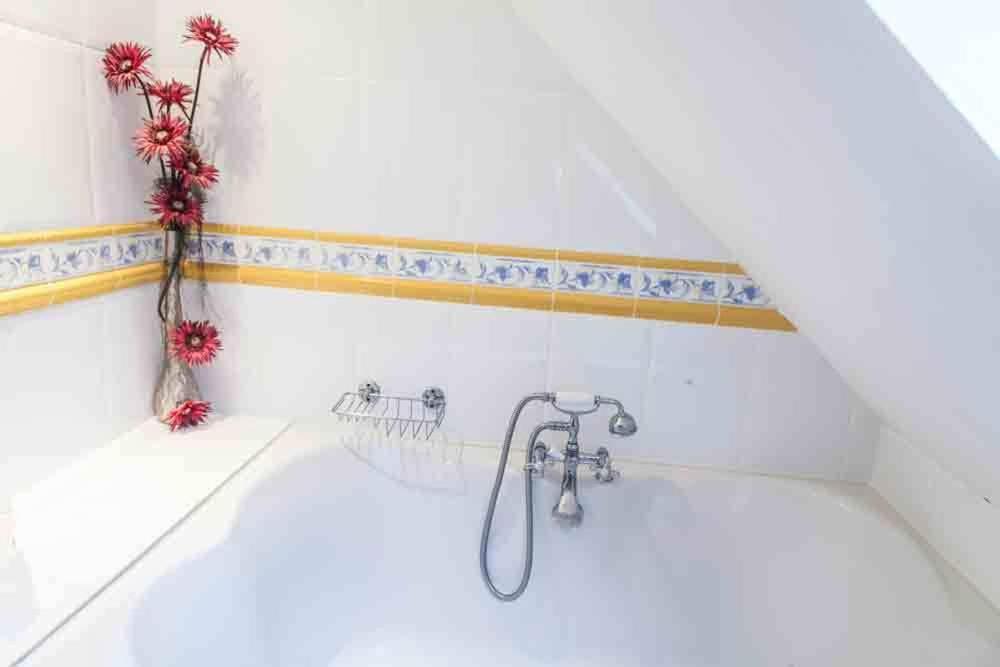 Little Red Rooster Rest Hotel Tenby Bilik gambar